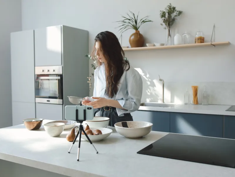 Scrolling Toward the Spotlight: When Viral Food Creators Arrive at the Gourmet Television Table
